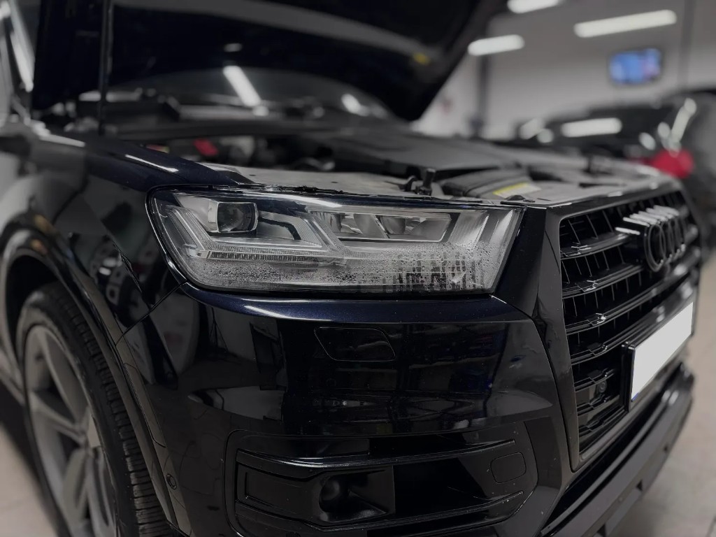 Перепаковка фар Audi Q7 в Одессе — состояние до восстановления