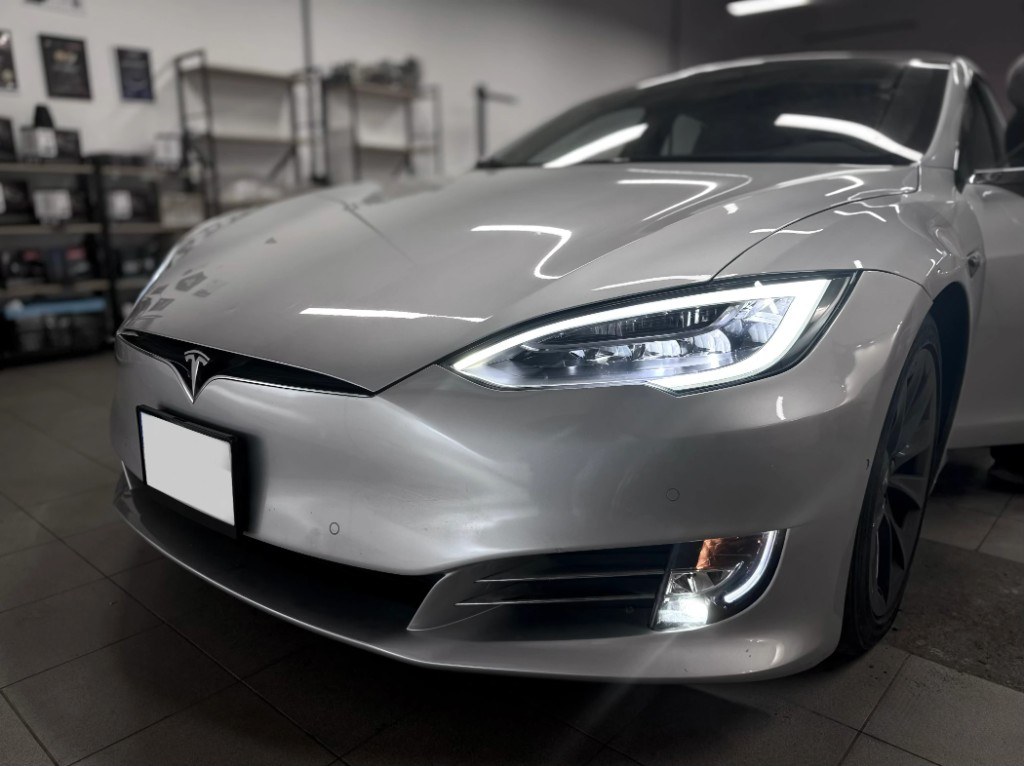 Восстановление ходовых огней Tesla Model S — перепаковка оптики