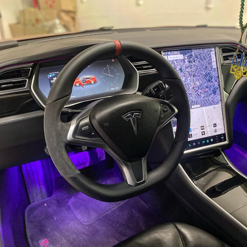 Перешили кермо Tesla Modes S у шкіру Wollsdorf Nappa в комбінації з Alcantara а також додали контрастну нульову позначку