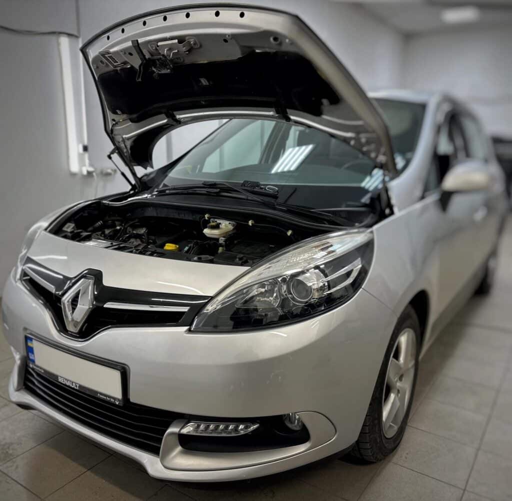 Renault Scenic: установка Bi-LED модулей AMS A3Max