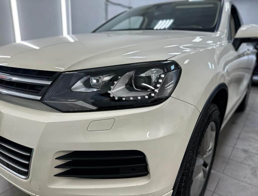 VW Touareg: установка Bi-LED AMS U8