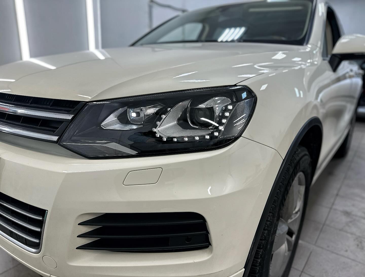 VW Touareg: встановлення Bi-LED AMS U8