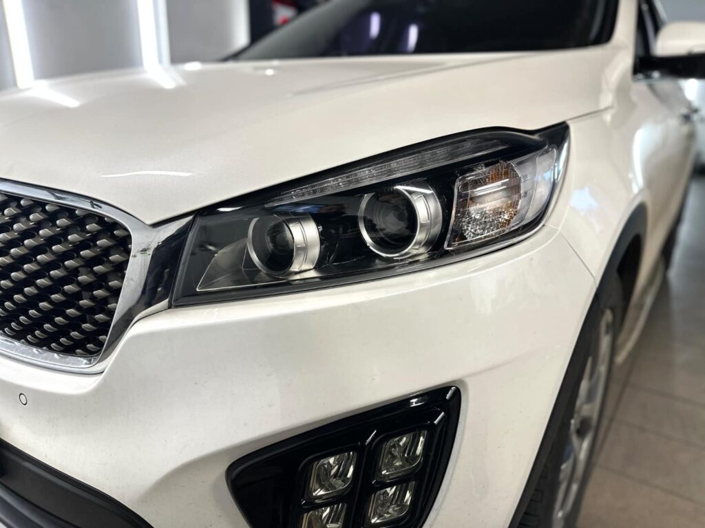 Улучшение света KIA Sorento: установка мощных Bi-LED линз